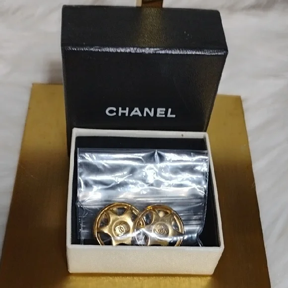 SALE! Authentic CHANEL Coco Mark Vintage Gold Plated Star Motif Earrings W Box - Picture 10 of 11